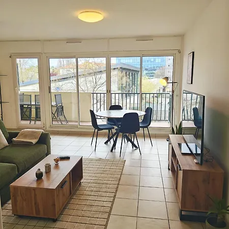 Lumineux Avec Terrasse A *
